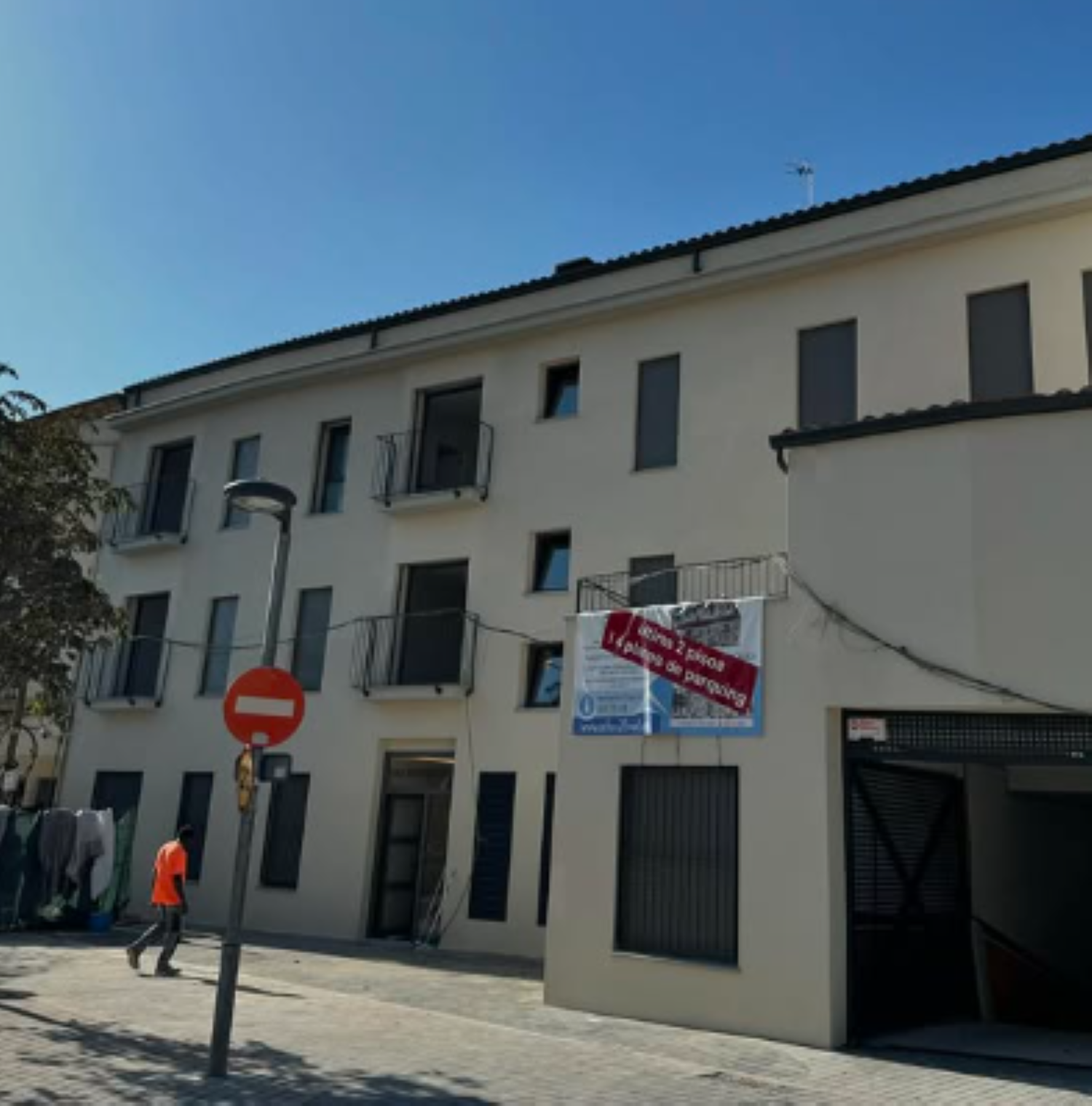 Detalle de un suelo de hormigón pulido con acabado decorativo en un local comercial. Instalación de pavimentos decorativos en Barcelona y Tarragona