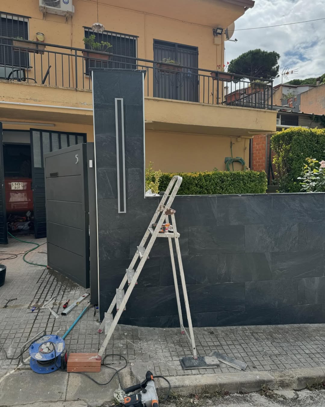 Técnico de construcción inspeccionando una fachada o estructura antigua. Rehabilitación de viviendas y edificios en Barcelona y Tarragona, 20 años de experiencia