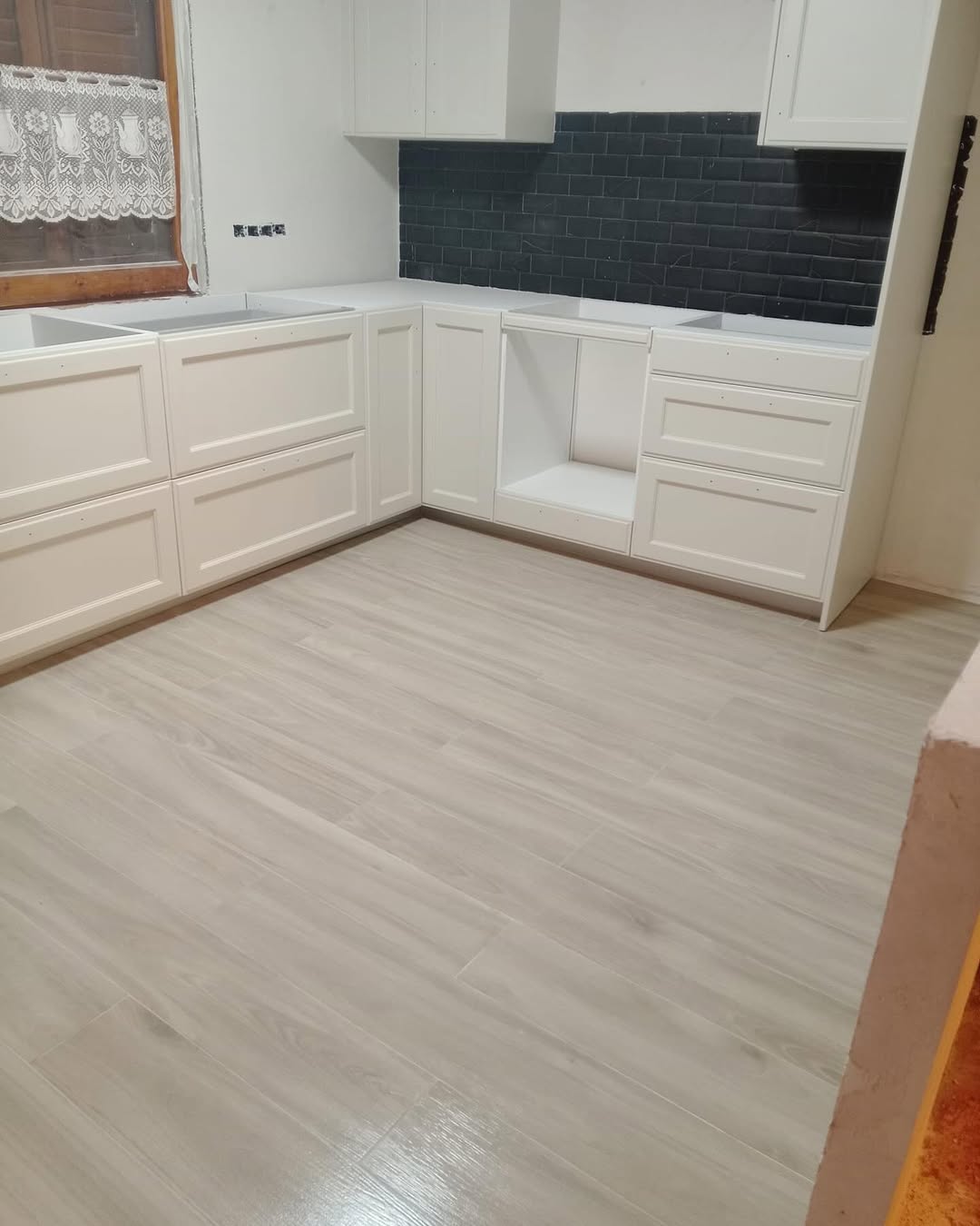 Foto de un lugar moderno reformado con azulejos y sanitarios nuevos. Expertos en reformas de baños y cocinas en Barcelona con relación calidad-precio optimizada
